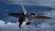 Четыре американских истребителя пятого поколения F-22 пролетели над Южной К ...