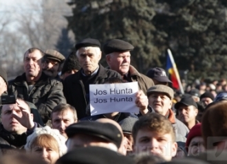 Sute de oameni au protestat ieri faţă de decizia CEC privind respingerea referendumului