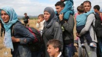 Poliţia greacă evacuează imigranţii de la frontiera cu Macedonia