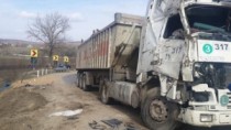 Câteva tone de grâu, împrăştiate pe drum după ce autocamionul cu care era t ...