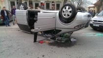 Un automobil s-a răsturnat pe strada Bernardazzi din capitală. Doi copii au ...