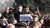 Sute de oameni au protestat ieri faţă de decizia CEC privind respingerea re ...